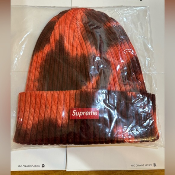 Supreme Overdyed Beanie Splatter Red SS24 - Picture 2 of 5